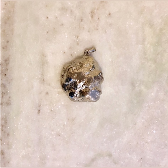 Green Quartz Crystal Pendant - Picture 3 of 3